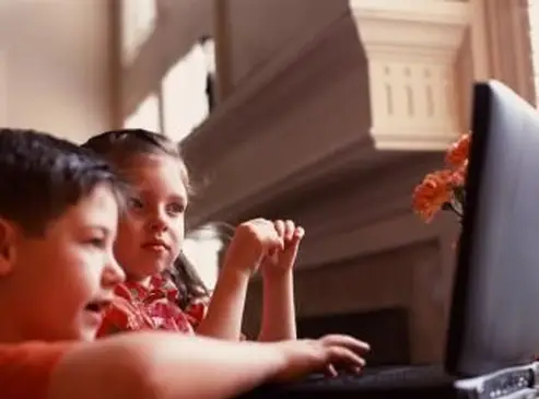 노트북을 사용하는 어린이