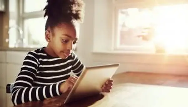 태블릿에서 검색하는 여자