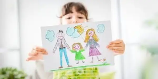 Menina segurando um desenho de sua família