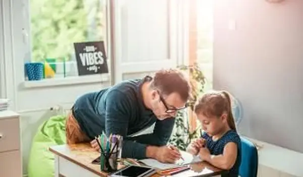 Padre figlia che studia a casa