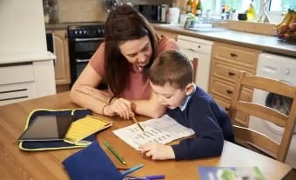 Czytanie prac domowych z mamusią