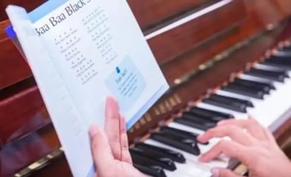 Ojciec i syn czytają książkę siedząc na kanapie