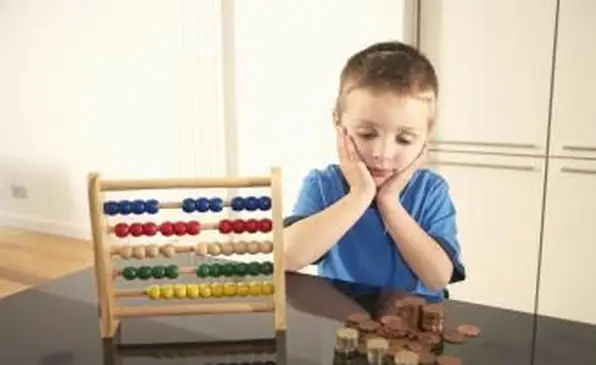 Chico mirando dinero