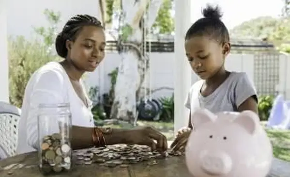 Mamá contando monedas con su hija