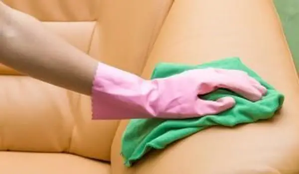 essuyer le canapé en cuir avec un chiffon