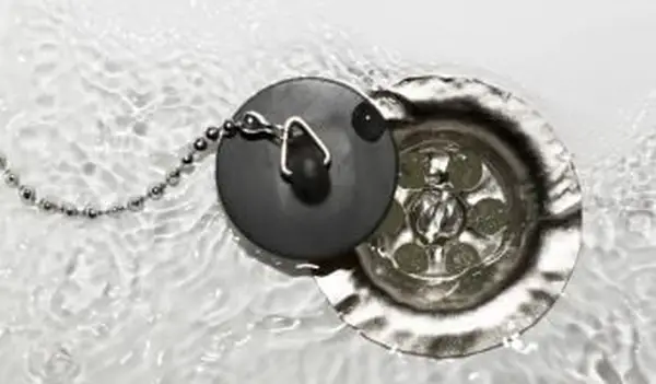 כיצד לנקות פקק ניקוז