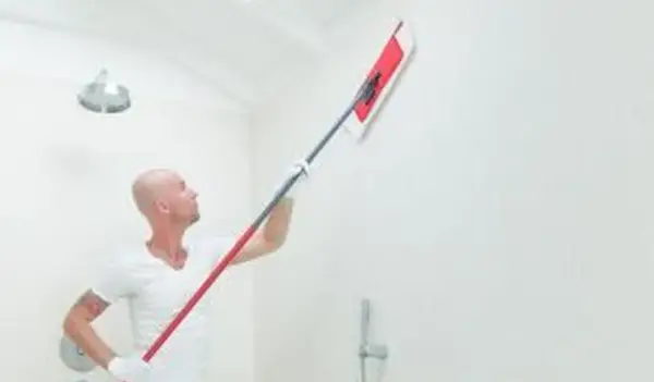 ניקוי קיר עם מגב שטוח