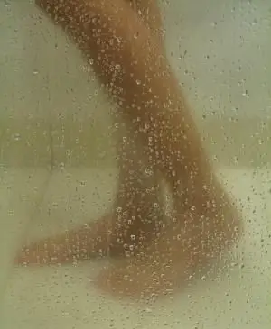 נקו רצפת מקלחת כך שהיא תבריק כמו חדשה