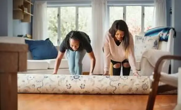 Removendo Resíduos de Apoio de Tapete de Pisos de Madeira