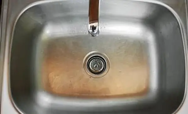 Lavello con macchie di acqua dura