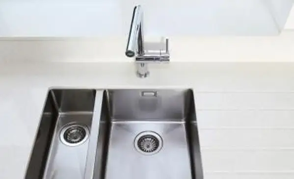 Come pulire un lavandino in acciaio inossidabile per una lucentezza impeccabile