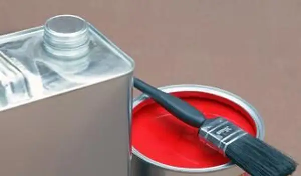 Nettoyer aux essences minérales : des usages ménagers astucieux