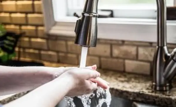 Ako vyčistiť hlavu faucetu: Jednoduché spôsoby odstránenia nahromadenia