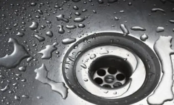 Proste domowe środki do czyszczenia odpływów, które przynoszą rezultaty