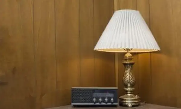 plisowany klosz lampy w rogu