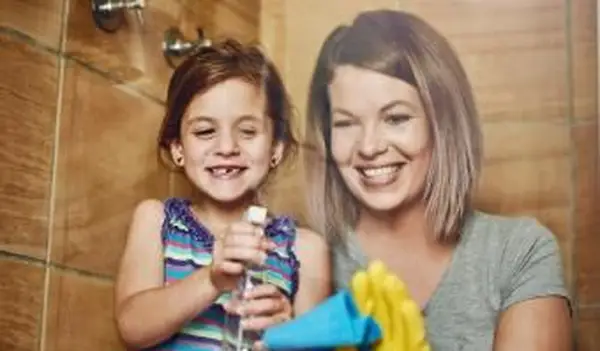 limpando um banheiro juntos em casa