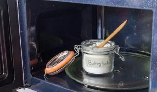 bicarbonato de sodio en el microondas