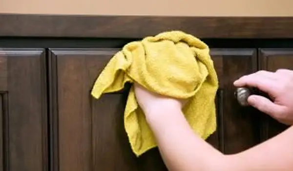 부엌 나무 캐비닛 닦기