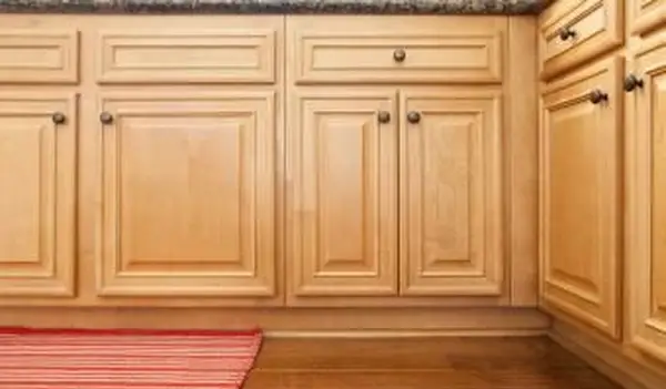 4 formas comprobadas de limpiar gabinetes de cocina de madera pegajosa