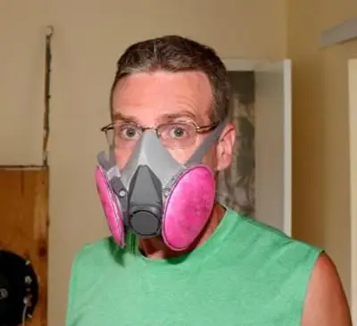 Noszenie maski na pleśń