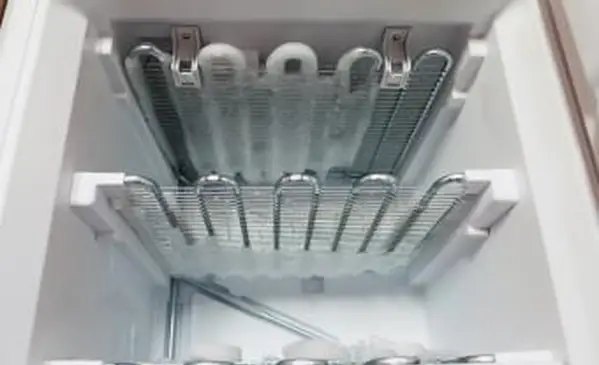 残りの氷の底面図を備えた空のオープン冷凍庫