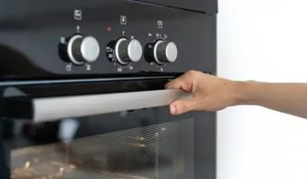 Comment fonctionne un four autonettoyant pour éliminer les accumulations ?