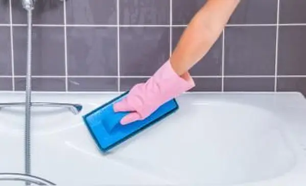 Jak usunąć trudne plamy z wanny z włókna szklanego (bez uszkodzeń)