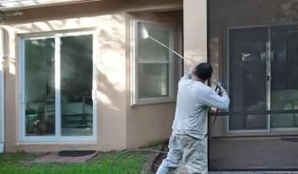 limpeza da tela da janela com lavadora de pressão