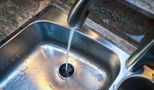 Agua por el desagüe