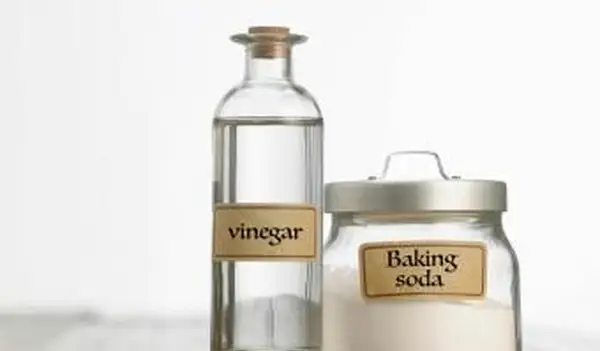 Bicarbonato de sodio y vinagre en la mesa