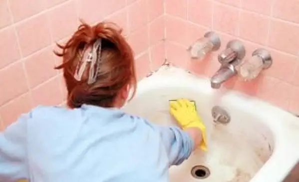 Mujer, fregar, sucio, bañera