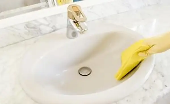 Como limpar a porcelana para obter um brilho sem manchas