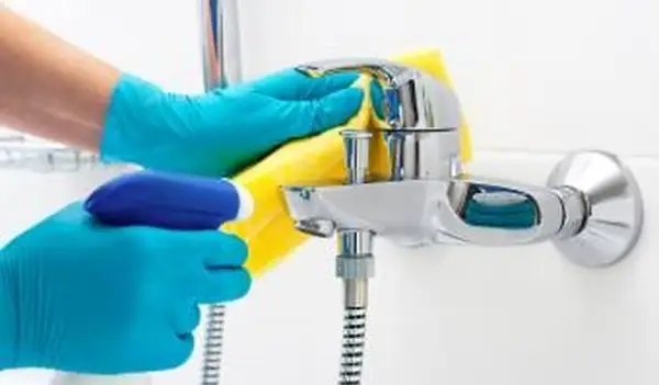 Czyszczenie formy łazienkowej z wybielaczem