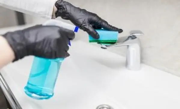 Czyszczenie kranu w łazience