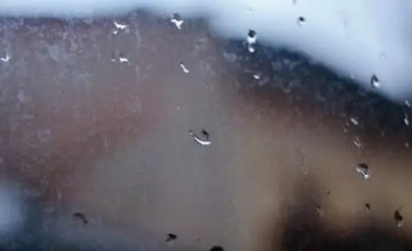 Krople wody zbierające się na szkle