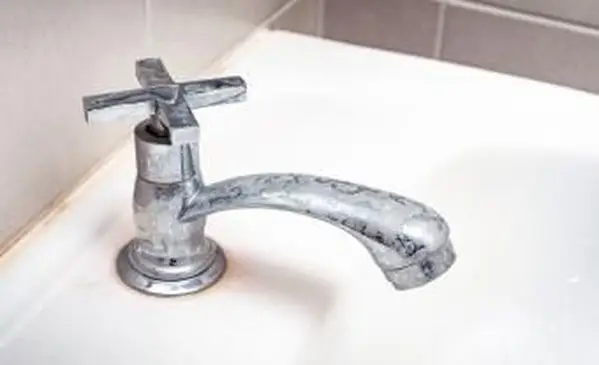 Jak czyścić plamy z twardej wody na wspólnych powierzchniach?