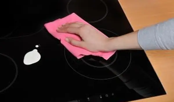 Come pulire le stufe in vetro in 8 semplici passaggi