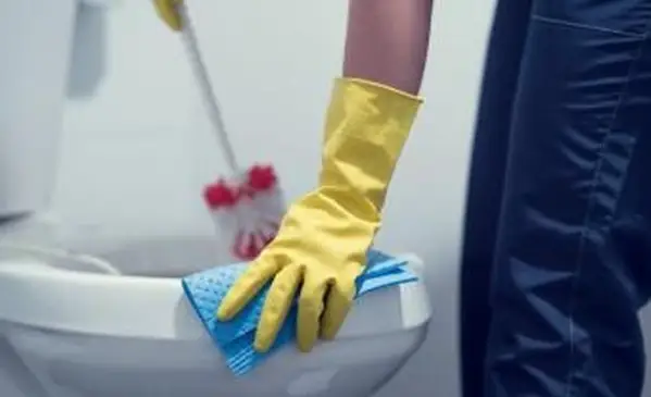 Uomo che pulisce la toilette