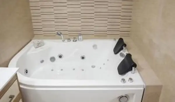 כיצד לנקות סילוני אמבטיה לקבלת תוצאות נוצצות