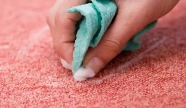 nettoyer le tapis rouge