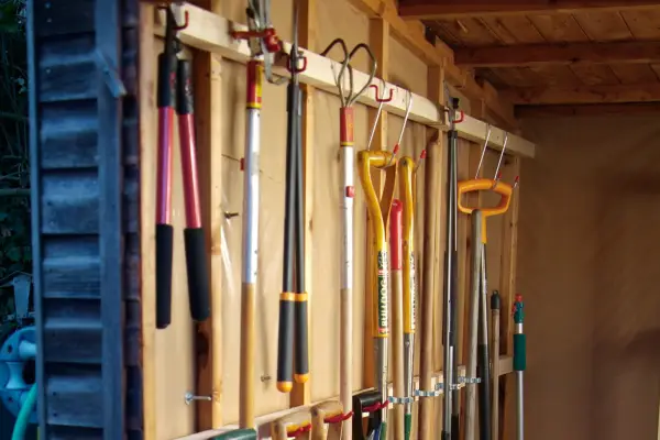 Cómo limpiar y reparar su cobertizo de jardín