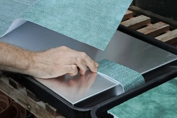 Fixing capillary matting to the tray and reservoir