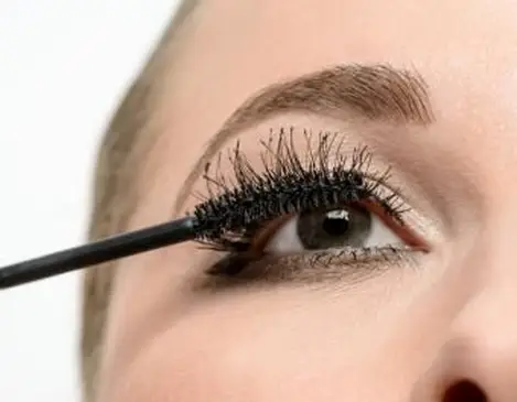 מסקרה מוחלת עם מברשת מסורתית