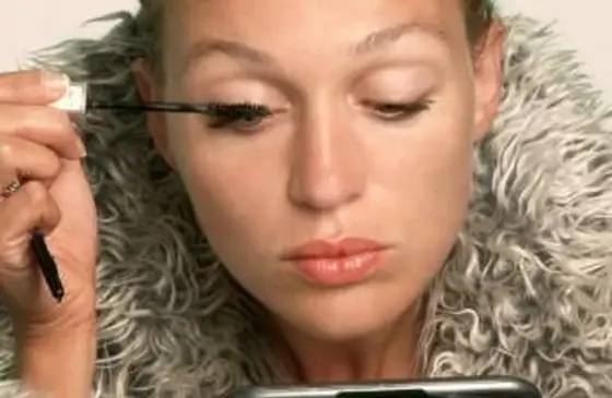 איך לשים מסקרה