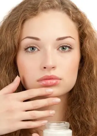 אישה מורחת קרם