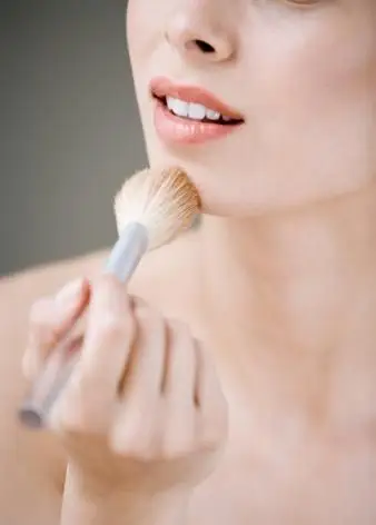 אישה לובשת שפתון אדום