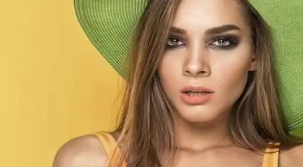 夏の帽子の女の子