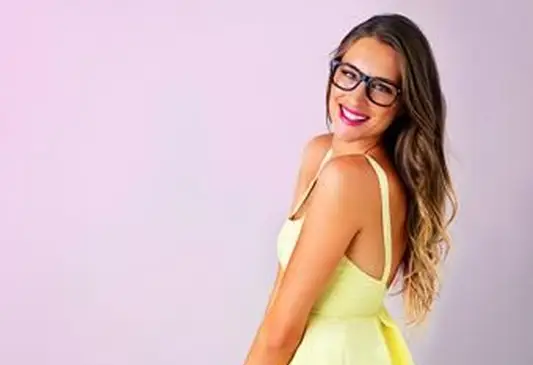 黄色の若い女性