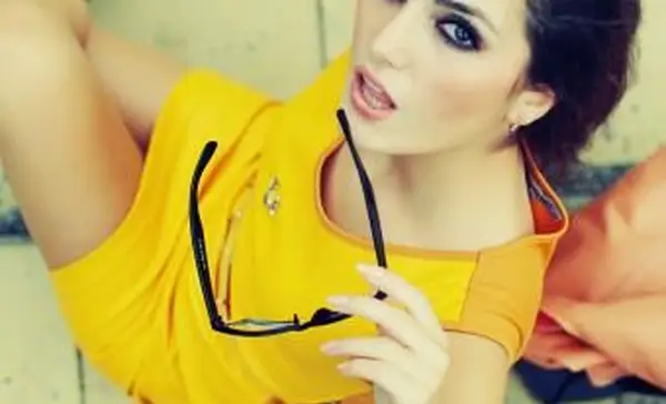 黄色いドレスに合うメイク