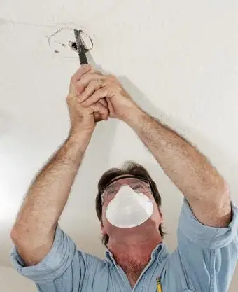 vyrezanie otvoru pre reproduktor